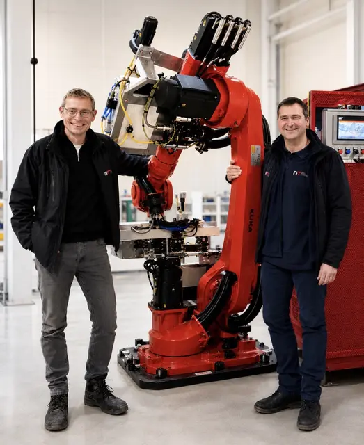 Martin Beissmann (l.) und Thomas Stöbich mit dem MT Roboter. | Foto: MT Solutions St. Gotthard