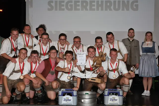 Die Voigasplattler aus Pichl bei Wels konnten sich 2026 beim Plattler-Landesbewerb im Neuhofen den Meistertitel holen. | Foto: Gerhard Hütmeyer