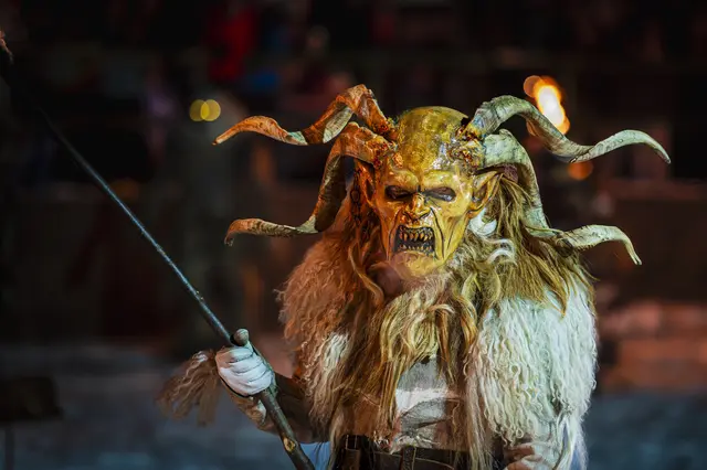 Gruselige Perchtenmaske mit mehreren Hörnern
