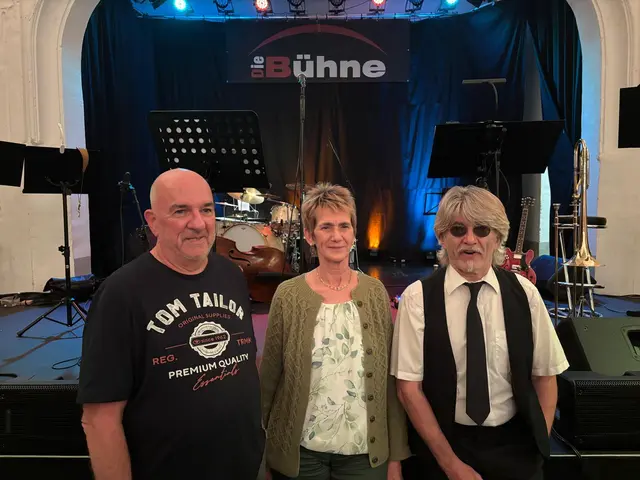 Paul und Anita Schlosser und der Schlagzeuger Thomas Rydl.  | Foto: Bernd Dorner