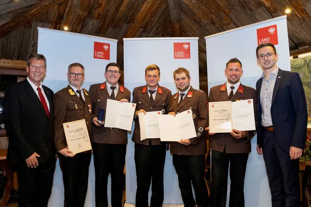 Auch Mitglieder der Freiwilligen Feuerwehr Kössen kamen nach Sölden, um bei der Beseitigung der Schäden zu helfen. | Foto: Land Tirol/Die Fotografen