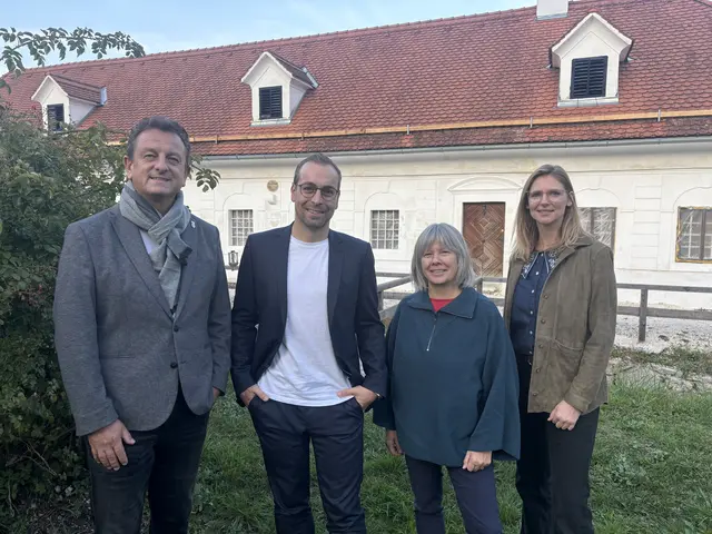 Bürgermeister Horst Hufnagl mit Stefan Lachinger, Barbara Schröckenfuchs und Catharina Stadler von Verein Feyreggerhaus (v.li.)