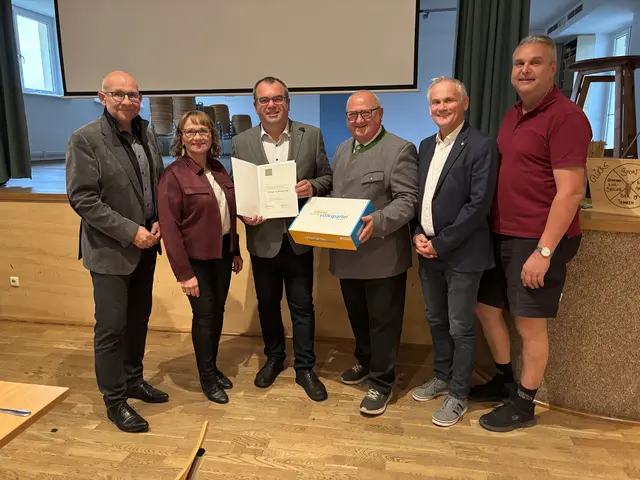 Roland Datler, Anette Töpfl, Jubilar Reinhard Ringl, Manfred Wühl, Robert Altschach und Ulrich Achleitner | Foto: VP Waidhofen/Thaya