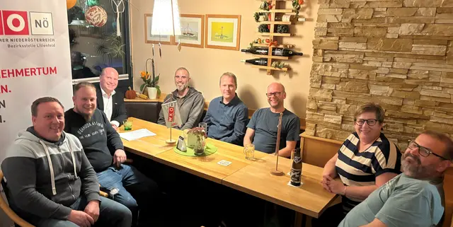 : Unternehmer Daniel Kerschner, Patrick Lurger von der Schafhauser 
GmbH, WKNÖ-Bezirksstellenleiter Georg Lintner, Bezirksvertrauensmann und 
Unternehmer Matthias Gruber, Franz Kessel von der Kollar GmbH, Hannes Buder von 
der Janisch GmbH sowie Unternehmer Kurt Feichtinger mit Monika Feichtinger. | Foto: Birgit Schildböck
