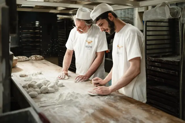 Robert und Matthias Egger lieben ihren Beruf. Schon als Kinder verbrachten beide gerne Zeit in der Backstube und träumten davon, selbst Bäcker zu werden. | Foto: Bernd Grosseck