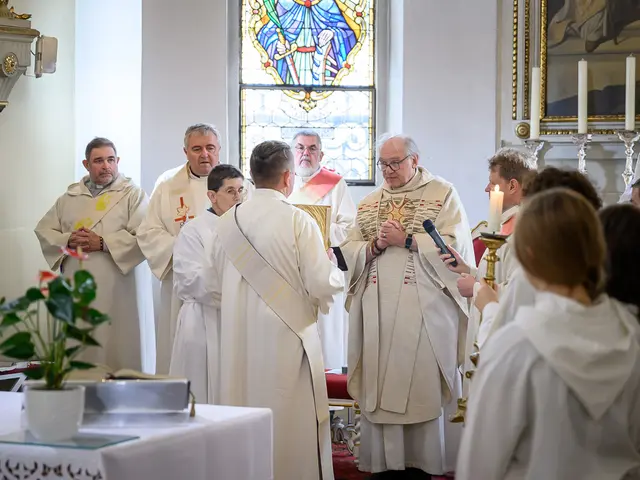 Oskar Strauss übernimmt das Evangeliar der Pfarre um das Evangelium zu verkünden. | Foto: Bernhard Wieczorek