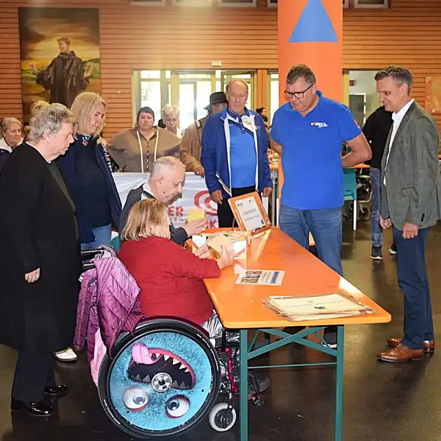 Die Teilnehmer:innen der "Lebenswelten der Barmherzigen Brüder" beim Gefahrstoff-Würfelspiel, unter Beobachtung vom Gesamtleiter Mag. Frank Prassl, MBA (re). | Foto: StZSV