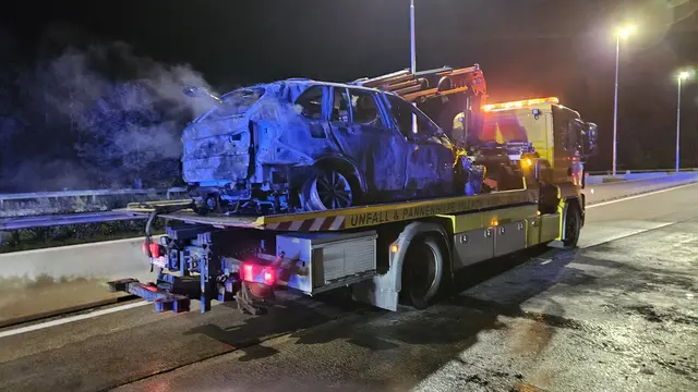 Das ausgebrannte Fahrzeug wurde anschließend abtransportiert | Foto: Feuerwehr Friessnitz Rosenbach