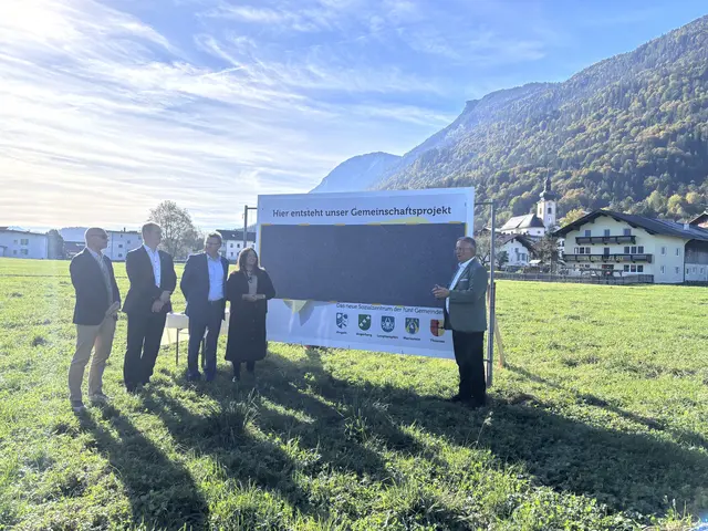 Dieter Martinz (Bgm. Mariastein), Rainer Fankhauser (Bgm. Thiersee), Walter Osl (Bgm. Angerberg), Sandra Madreiter-Kreuzer (Bgm. Angath) und Andreas Ehrenstrasser (Bgm. Langkampfen) (v.l.) vor der Enthüllung.  | Foto: Barbara Fluckinger