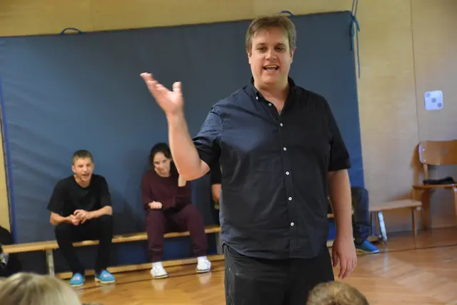 Direktor Thomas Heil freute sich über einen voll besetzen Turnsaal in Fügen. 
