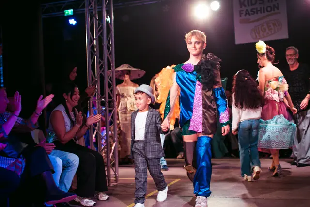 Die jungen Kreativen ließen ihre Werke von Models auf dem Laufsteg in Szene setzen.  | Foto: Michael Chuop