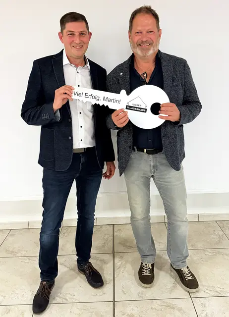 Schlüsselübergabe anlässlich des Wechsels in der Marktleitung des Lagerhauses Zwettl. Personen von links nach rechts: Martin Grünstäudl und Franz Notz. | Foto: Lagerhaus Zwettl