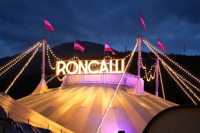 Der Roncalli-Schriftzug erstrahlt in der Nacht. | Foto: MeinBezirk/Valentin Grave