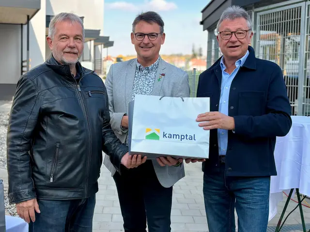 Bürgermeister Martin Falk und Abgeordneter Franz Linsbauer freuen sich über den neuen Wohnraum mit Johannes Ott. | Foto: Markus Kahrer