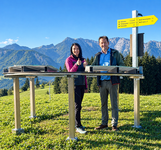 Corinna Polz, Geschäftsführerin des Tourismusverbands 360° Alpenland, machte sich gemeinsam mit Bgm. Kurt Pawluk ein Bild von der gelungenen Neugestaltung. | Foto: Pawluk
