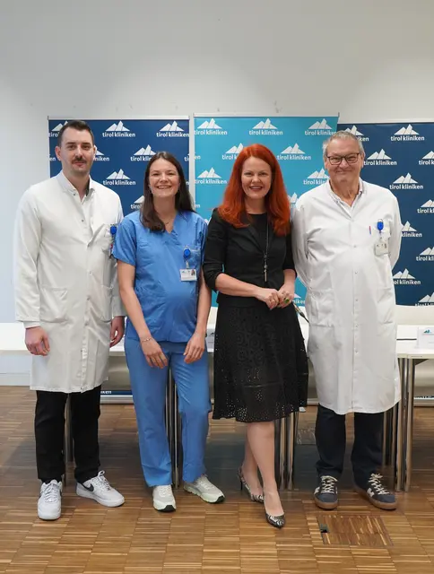 Gemeinsam für eine moderne Patientenversorgung (v. l.): Leo Winter-Pölzl, Karin Hinterbuchner, Cornelia Hagele, Michael Grimm. Mit dem Herz-Kompass verbinden die tirol kliniken medizinisches und pflegerisches Wissen mit digitalen Möglichkeiten, um Patienten vor und nach einer Herzoperation zu unterstützen. | Foto: tirol kliniken/Schirmer
