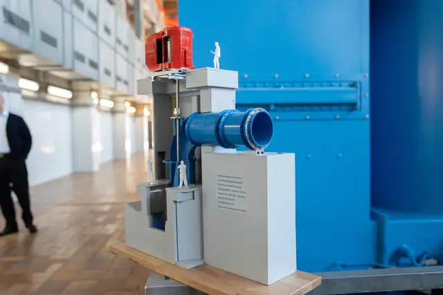 Ein Miniaturmodell der Pumpe. Über einen überirdischen Motor sorgt eine Turbine für Unterdruck und pumpt Wasser in die Höhe. | Foto: Sade Jerabek/Meinbezirk