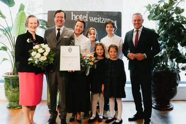 Gruppenfoto: Friederike Weitzer und Florian Weitzer mit seiner Familie, rechts Landeshauptmann Mario Kunasek