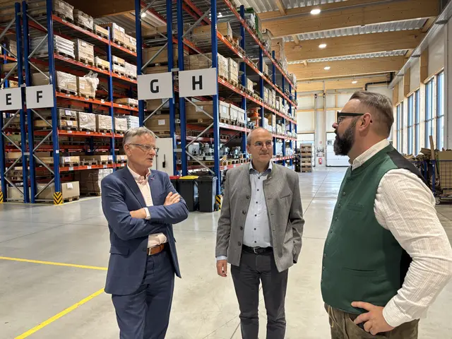 Adrian Kachelmaier mit Andreas Schlemmer, Regionalstellenleiter der WKO Weiz, und dem WKO-Regionalstellenobmann Bernhard Stranzl (v. r.)  | Foto: MeinBezirk/Markus Kopcsandi 