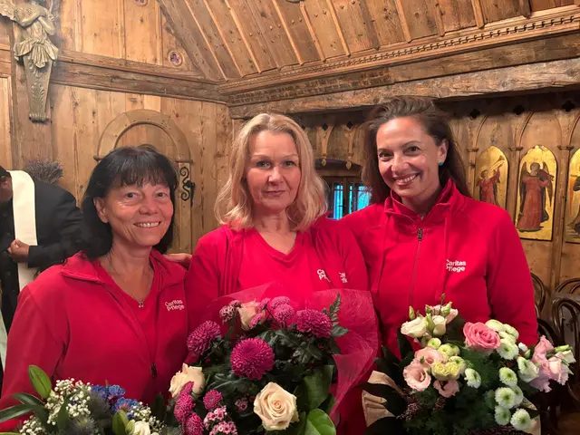 Nadja Kopp (l.) und Sylvia Masana (r.) sind die unterstützenden Hände von Monika Drexler.  | Foto: Bernd Dorner