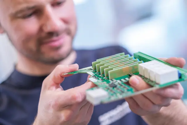 Die Digitalisierungsplattform SPRECON (SPREcher CONtrol) ist das Flaggschiff der heutigen Sprecher Automation GmbH. Damit steuern, schützen und überwachen die Kunden des Linzer Unternehmens ihre Stromnetze und ihre kritische Infrastruktur. | Foto: Sprecher Automation