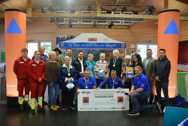 Das Siegerteam "SeneCura Kalwang" mit den Ehrengästen und Bgm. Mario Angerer (3. hockend v.r.) | Foto: StZSV