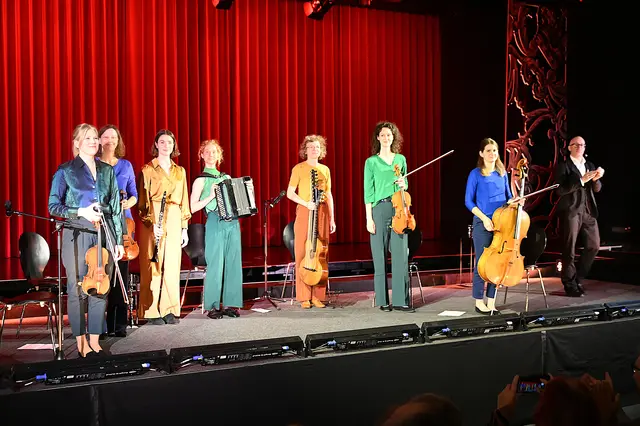Die „Divinerinnen“ und Conférencier Robert Kolar sorgten für einen beschwingten und unterhaltsamen Vormittag in der Ybbsfeldhalle in Blindenmarkt | Foto: Gerlinde Siebenhandl