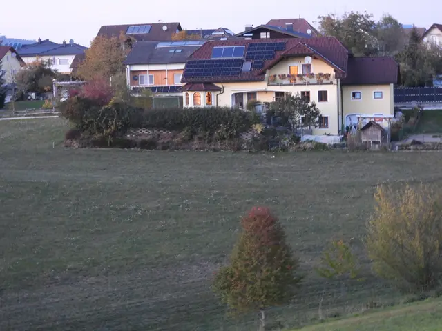 Fünf Meter unterhalb der aufgeschütteten Böschung der Familie Riegler kann ein Wohnblock errichtet werden.  | Foto: Zinterhof