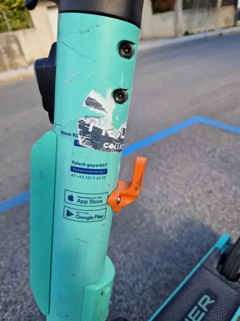 Jeder Scooter hat eine Telefonnumer für eine Falschparkmeldung aufgedruckt. | Foto: Königer