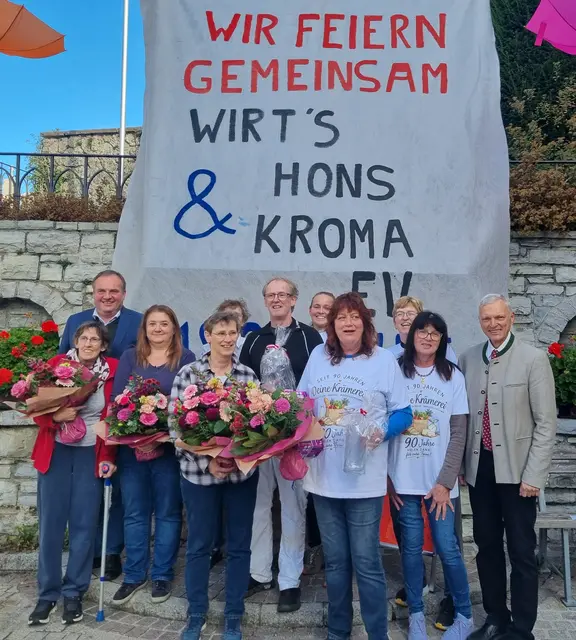 Auf dem Bild zu sehen: Familie und Mitarbeiter von Wirt und Kramerei, Bürgermeister Rupert Reischl (2.v.l.), Hans Fuchs (Mitte), Eva Pichler (4.v.r.) und der Landtagsabgeordnete Josef Schöchl (1.v.r.). | Foto: Josef Schöchl