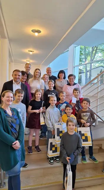 Lesen, lachen, Preise gewinnen: Elf Gewinnerkinder nahmen ihre Preise bei der Ferienleseaktion „Raus aus den Seiten“ persönlich entgegen. | Foto: Hrusa
