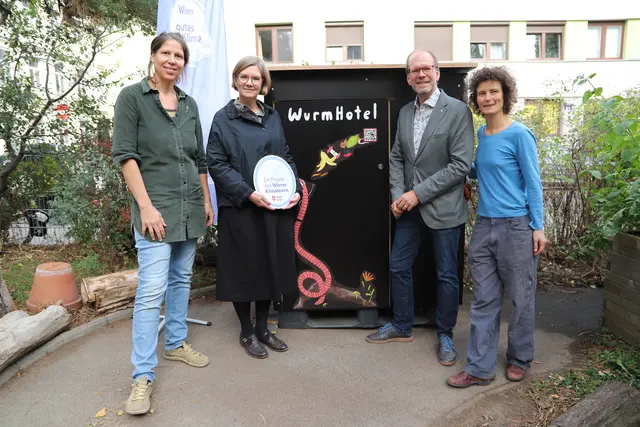 Viele Kinder und zahlreiche Anrainerinnen und Anrainer feierten gemeinsam mit Bezirksvorsteher Dietmar Baurecht (2.v.r.) ein Fest der Biodiversität: Gemeinsam mit rund 4.000 Würmern wurde die Rückkehr des Wurmhotels gefeiert. | Foto: BV 15