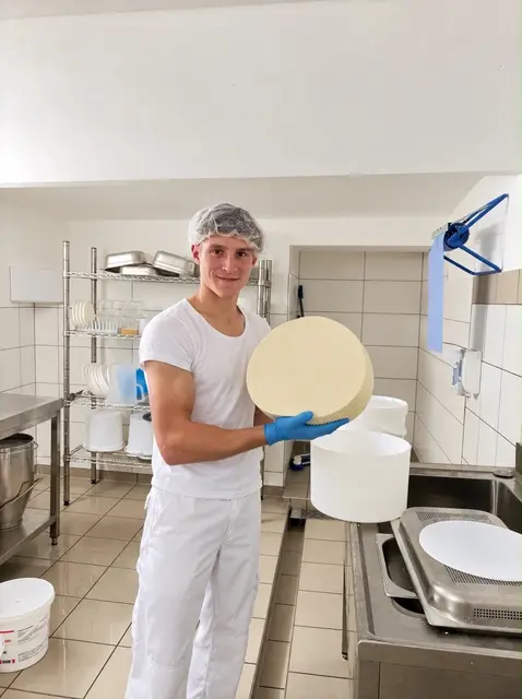Aus der Milch seiner Schafe stellt der Jungbauer in der hofeigenen Käserei verschiedene Produkte her. | Foto: Privat