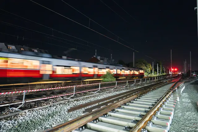 Mithilfe der Hilfsbrücke kann ein Gleis weiterhin in Betrieb bleiben. | Foto: ÖBB/Lukas Leonte