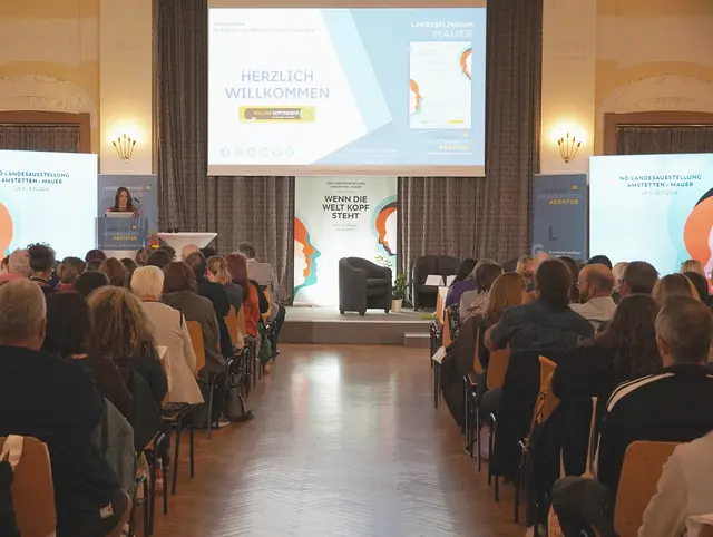 Moderatorin Sabrina Gruber mit Teilnehmerinnen und Teilnehmern der Fachveranstaltung. | Foto: Landesklinikum Mauer / Golicza