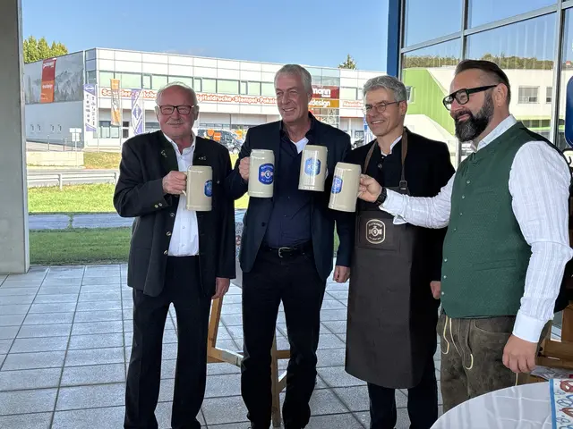 Hans Peter Zaunschirm, Bürgermeister von Ludersdorf-Wilfersdorf, Volker Jungbluth, CTO Beumer Group, Rudolf Hausladen, CEO Beumer Group, und Adrian Kachelmaier, CEO Beumer Group Austria (v. l.) | Foto: MeinBezirk/Engelmann