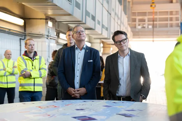 Vertreter der Bezirks- und Stadtpolitik waren gekommen, um die neue Pumpe zu begutachten. | Foto: Sade Jerabek/Meinbezirk