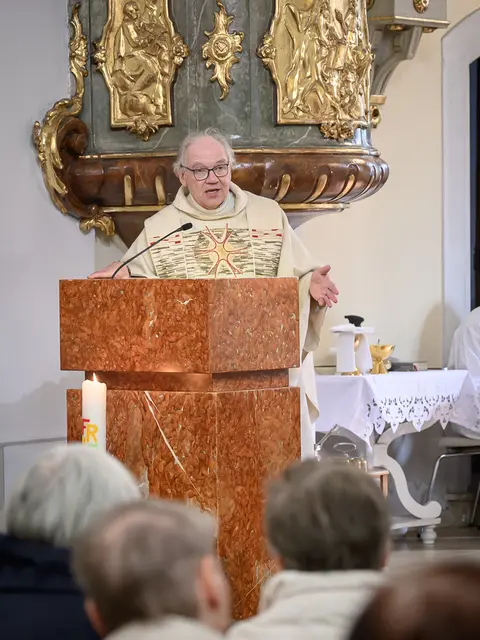 Pfarrer Maresch heißt den neuen Diakon in Altsimmering herzlich willkommen: "Ich wünsche Ossi alles Gute, viel Kraft, viel Freude und Gottes Segen für sein neues Amt in unserer Pfarre." | Foto: Bernhard Wieczorek