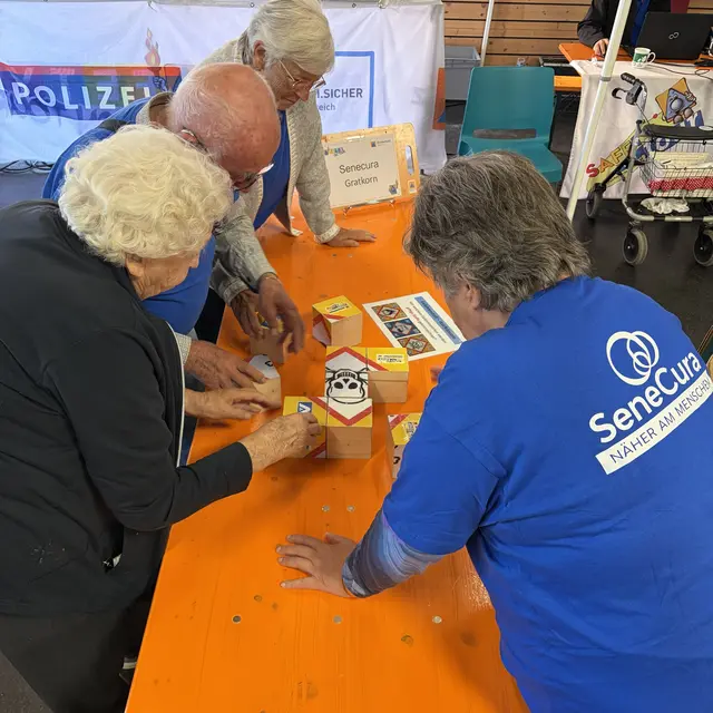 Das Team von SeneCura Gratkorn beim Gefahrstoff-Würfelbauen - "Symbol Giftige Stoffe" ... | Foto: ZS-GU