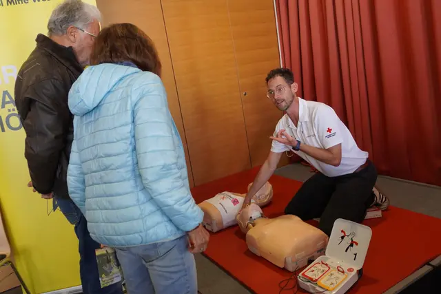 Das Rote Kreuz informierte über Defibrillatoren. | Foto: AMG