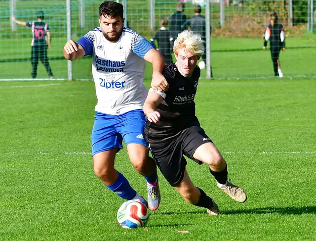 Torschütze Fabian Haselmaier zum 4:0 kämpft wie ein Löwe (re)