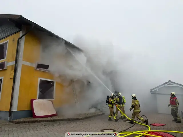 Am Sonntag Vormittag löste ein Brand in einer Gaststätte in Aigelsbrunn einen Feuerwehreinsatz aus.  | Foto: Jakob Hohmann