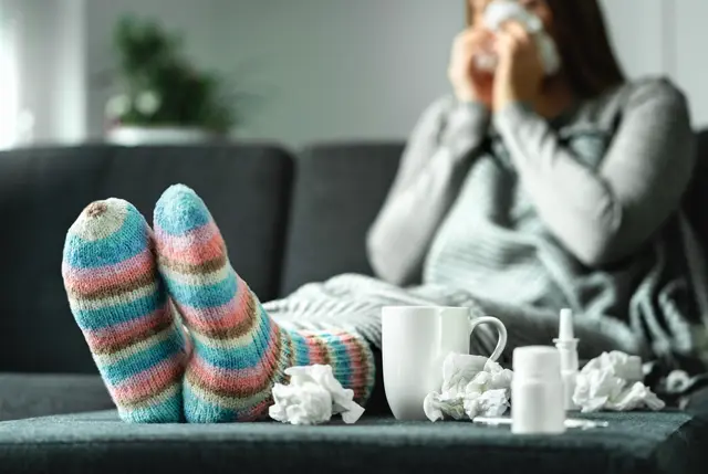 Gut geschützt durch die kalte Jahreszeit: Neben einfachen Hygienemaßnahmen sollte auch der persönliche Impfschutz regelmäßig überprüft werden. | Foto: AdobeStock/terovesalainen