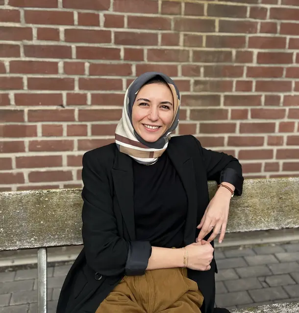 Postdoktorandin Hasibe Tunçay ist Mitglied der Forschungsgruppe von Xiaoqi Feng am ISTA. | Foto: Hasibe Tunçay