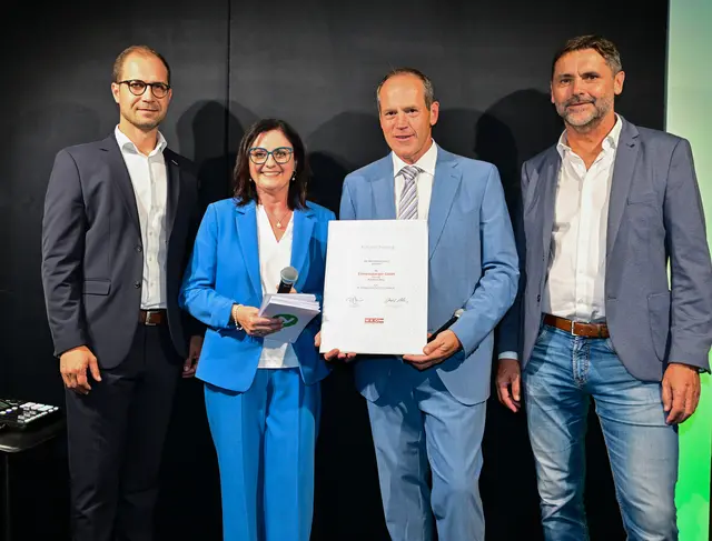 WKO-Bezirks-Geschäftsstellenleiter Michael Schaubmeier (l.) und Bürgermeister Andreas Lindorfer (r.) gratulierten Silke und Manfred Eilmannsberger zum Jubiläum.  | Foto: Cityfoto/Böcksteiner