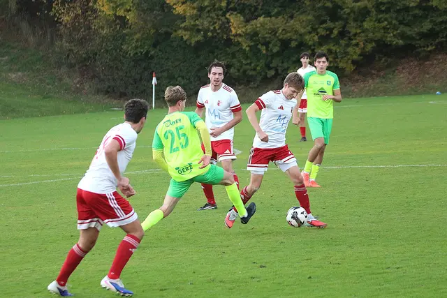 Erster Saisonsieg in der elften Spielrunde für den SV Angerberg (weiß) über die Kitz Juniors (gelb): | Foto: Schwaighofer