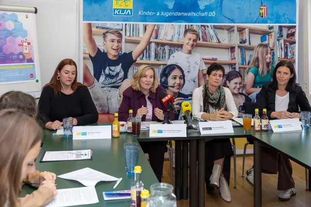 v.l.: Barbara Zinhobler (Juristin, KiJA OÖ), Christine Winkler-Kirchberger (Kinder- und Jugendanwältin des Landes OÖ), Chefinspektorin Kerstin Matschiner (Landespolizeidirektion OÖ, Kriminalprävention) und Doris Bonifarth (Leiterin der KiJA OÖ-Präventionsstelle). | Foto: Land OÖ/Andreas Krenn