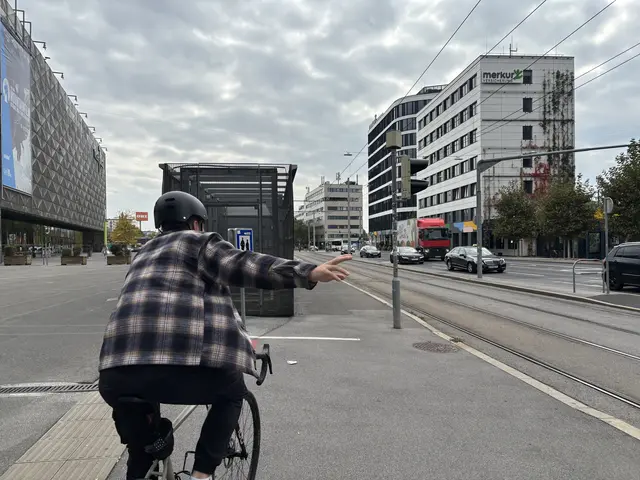 Das Handzeichen dauert nur eine Sekunde – und der Nachkommende weiß Bescheid. | Foto: MeinBezirk/Strick