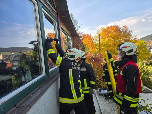 Die Feuerwehr Lasberg verschaffte sich über ein Fenster Zugang ins Haus. | Foto: Freiwillige Feuerwehr Lasberg