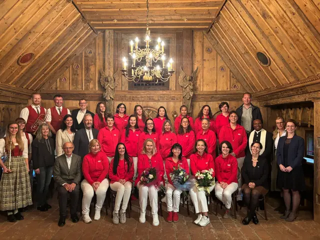 Das Team der "Caritas Wienerwald West" und einige Ehrengäste.  | Foto: Bernd Dorner